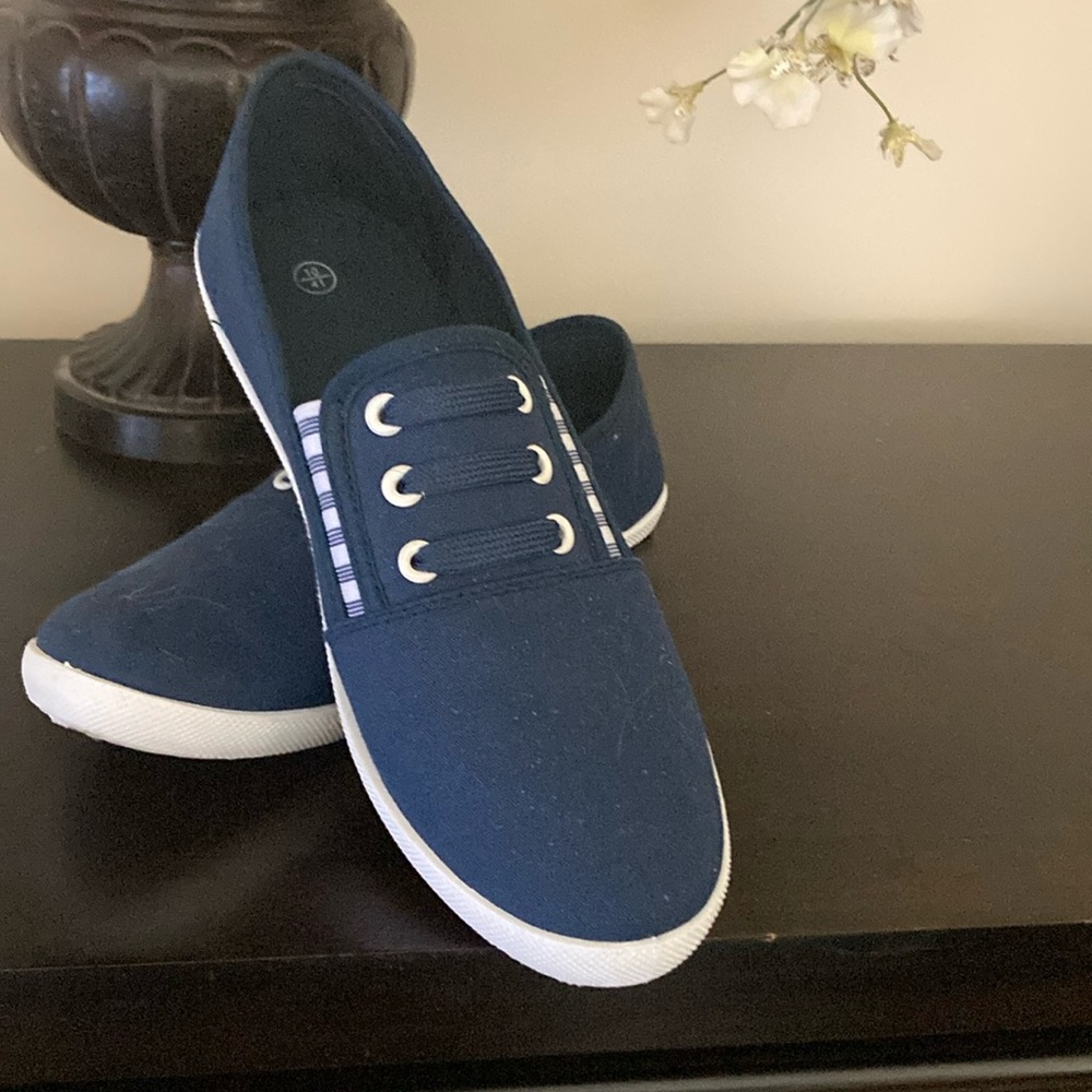 Women’s casual canvas slip on shoes - navy and white